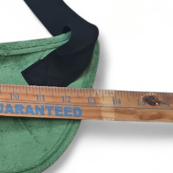 Peas in a Pod Molded Sling Bag Fanny Pack Green Plush Crossbody NWOT Adjustable - Picture 10 of 12